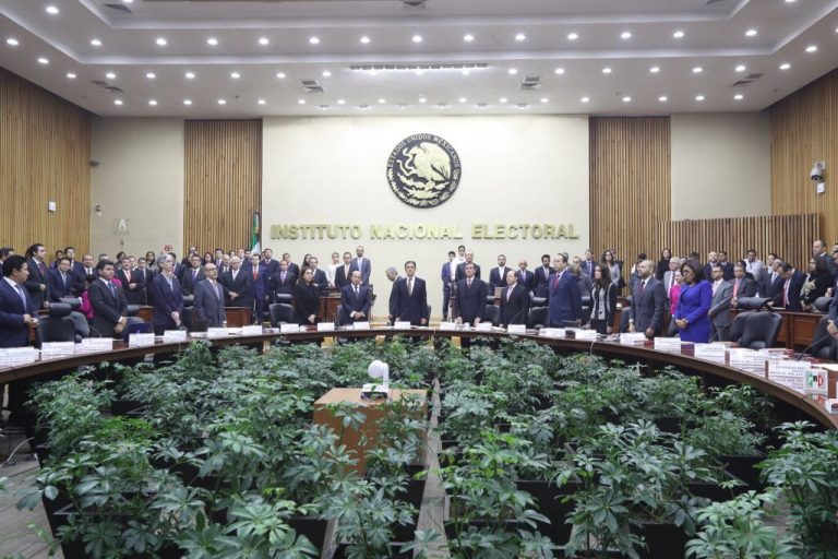 Minuto de silencio por las víctimas del sismo acontecido el día de ayer 7 de septiembre con epicentro cercano al Estado de Chiapas.