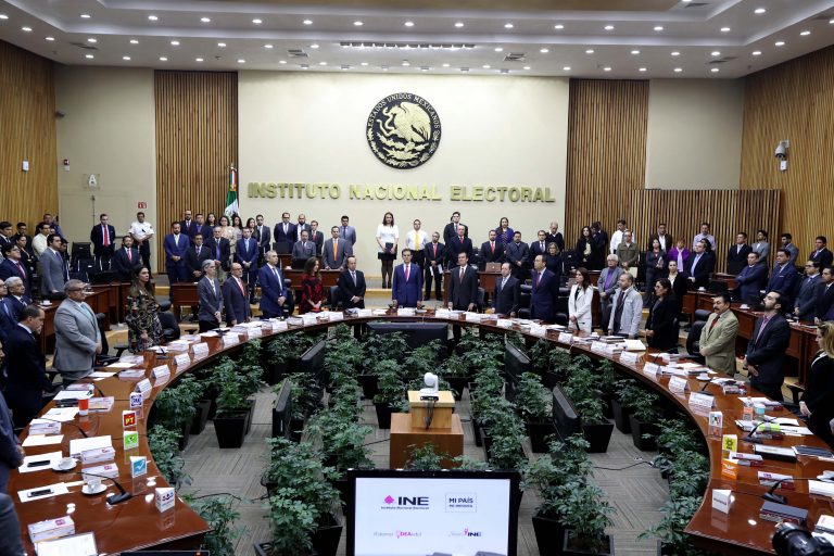Minuto de Silencio en Memoria de las personas que perdieron la vida en el Sismo del 19 de septiembre pasado.