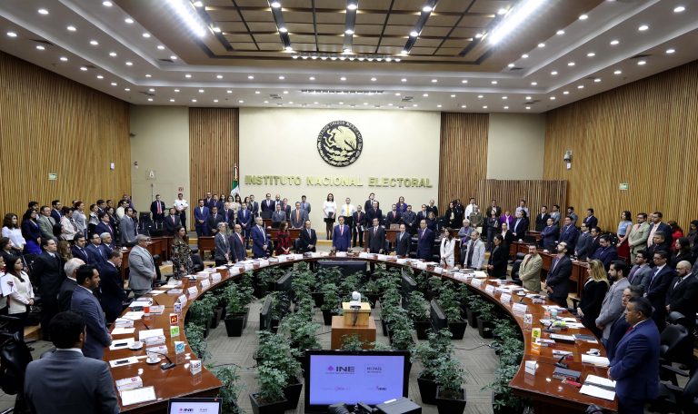 Minuto de Silencio en Memoria de las personas que perdieron la vida en el Sismo del 19 de septiembre pasado.