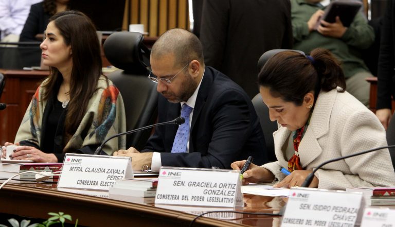 Dania Ravel Cuevas, Roberto Ruíz Saldaña y Claudia Zavala Pérez Consejeras y Consejero Electorales.