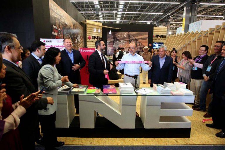 Corte de Liston por el Consejero Electoral Jaime Rivera Velázquez , Dir. de DECEYEC  Roberto Heycher Cardiel Soto y Carlos Manuel Rodríguez Morales Vocal Ejecutivo Junta Local.