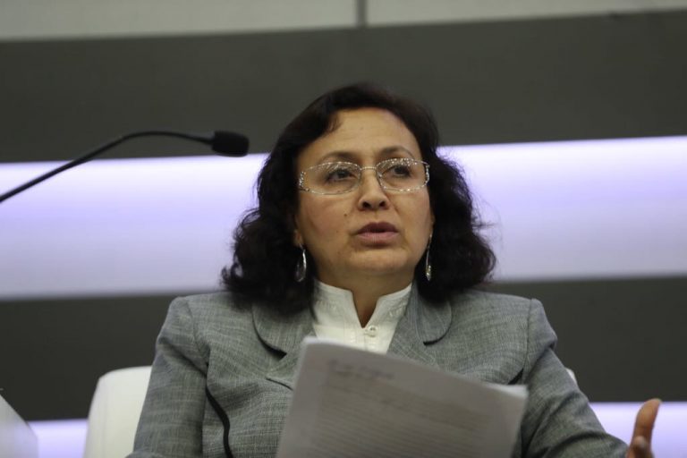 Ivonne Acuña Murillo, académica del departamento de Ciencias Sociales y Políticas de la Universidad Iberoamericana, así como consultora y conferencista de temas políticos y  René Delgado, periodista.
