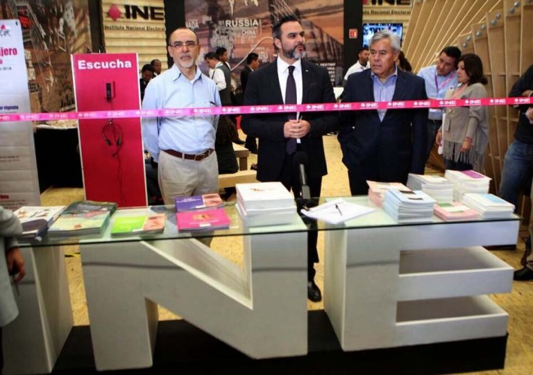 Corte de Liston por el Consejero Electoral Jaime Rivera Velázquez, Dir. de DECEYEC  Roberto Heycher Cardiel Soto y Carlos Manuel Rodríguez Morales Vocal Ejecutivo Junta Local.