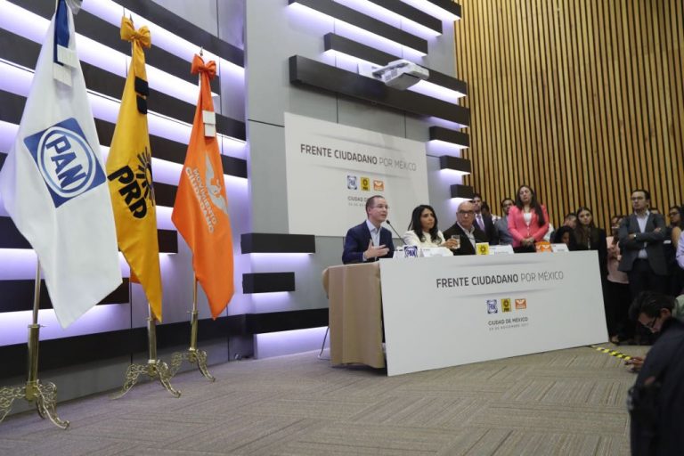 De izq. a der. Ricardo Anaya Presidente del PAN, Alejandra Barrales Presidenta del PRD y Dante Delgado Dirigente  de Movimiento Ciudadano.