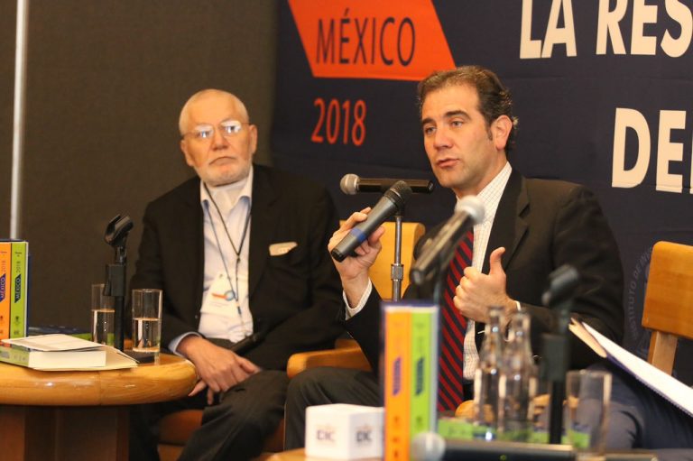 Jorge Alcocer Villanueva, Director General de la Revista Voz y Voto y  Lorenzo Córdova Vianello, Consejero Presidente del INE.