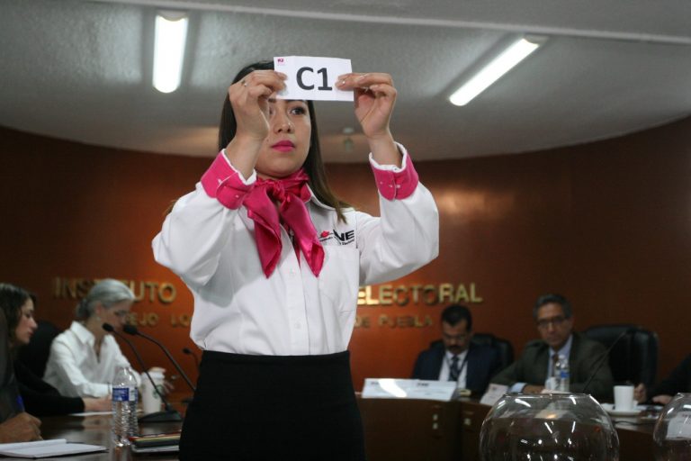 Sorteo del orden de participación de candidatos y moderadoras del Debate a la gubernatura de Puebla.
