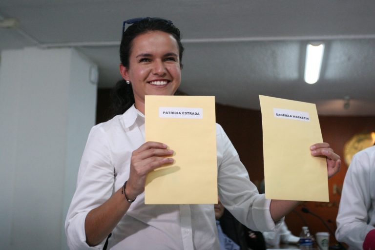 Sorteo del orden de participación de candidatos y moderadoras del Debate a la gubernatura de Puebla.