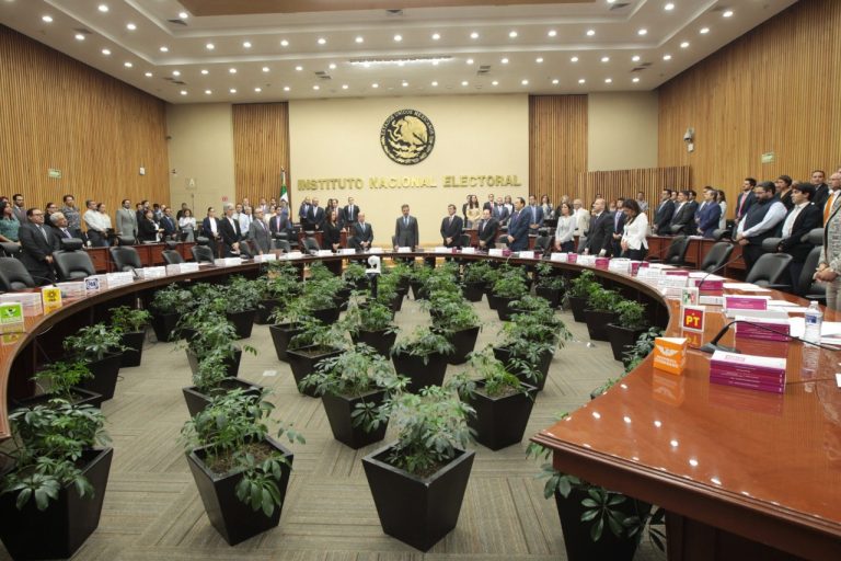 Minuto de silencio a la memoria del Dr. Luis Maldonado Venegas, representante ante el INE del Partido Político Convergencia.