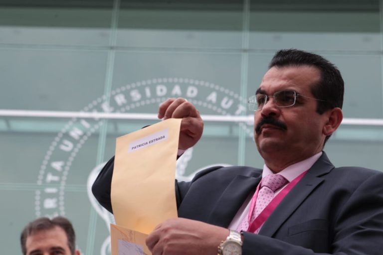 Joaquin Rubio Sánchez, Vocal Ejecutivo del INE en Puebla en el sorteo de las moderadoras.