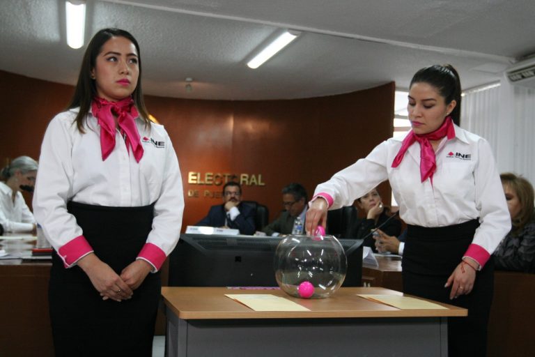 Sorteo del orden de participación de candidatos y moderadoras del Debate a la gubernatura de Puebla.