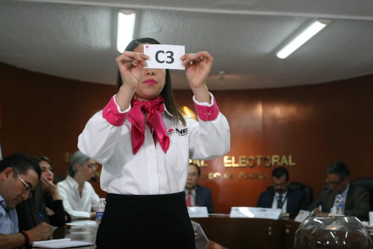 Sorteo del orden de participación de candidatos y moderadoras del Debate a la gubernatura de Puebla.