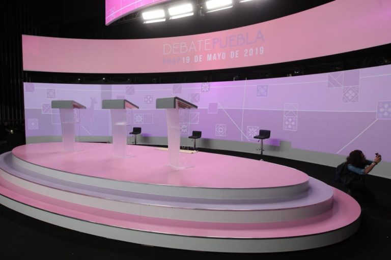 Set de televisión para la realización del Debate Puebla en la BUAP.