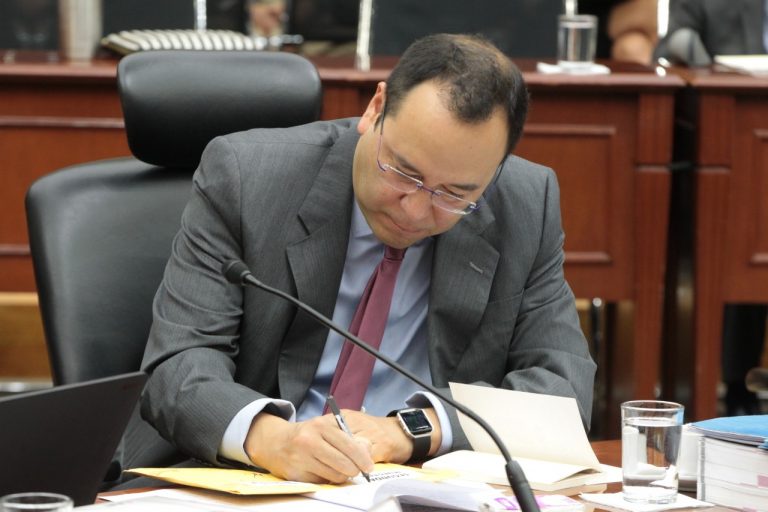 Ciro Murayama Rendón, Consejero Electoral firmando sobre con muestras.