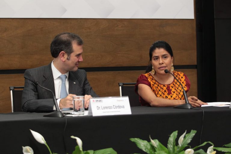 Lorenzo Córdova Vianello, Consejero Presidente del INE y Eufrosina Cruz Mendoza Secretaria de Pueblos indígenas y afromexicanos del estado de Oaxaca.