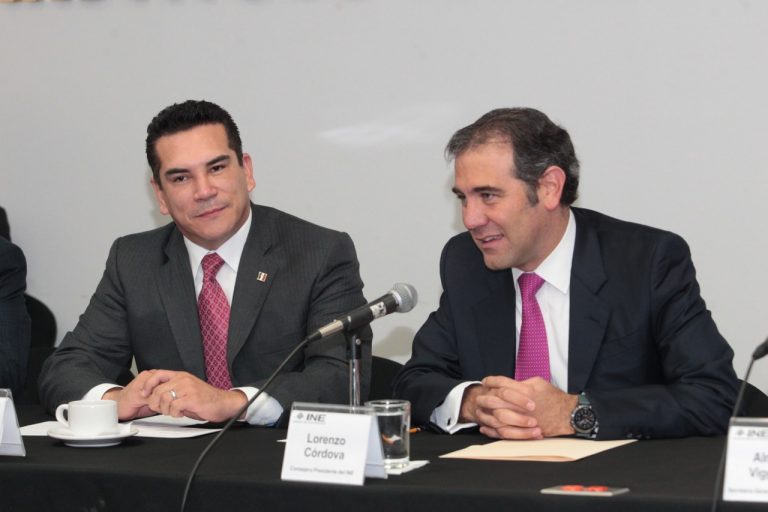 Alejandro Moreno Cárdenas Dirigente del PRI y Lorenzo Córdova Vianello Consejero Presidente del INE.