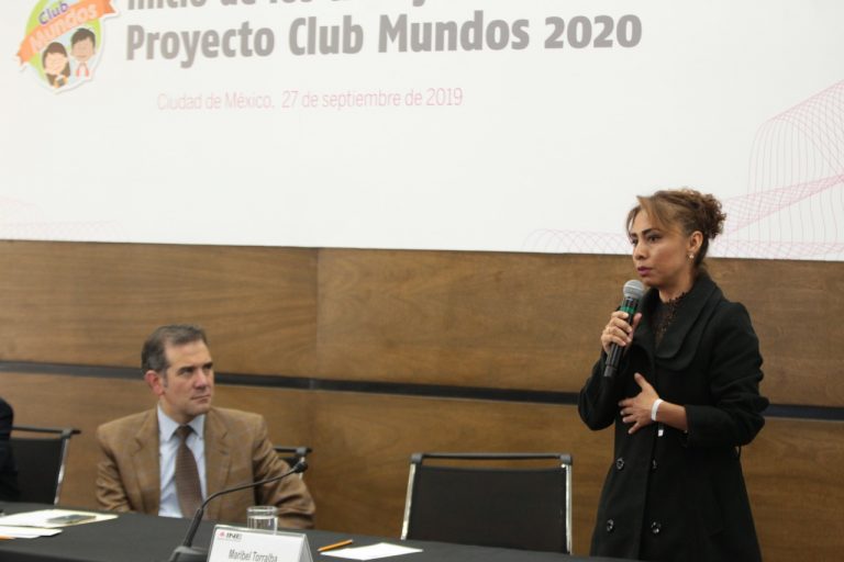 Lorenzo Córdova Vianello, Consejero Presidente del INE y Maribel Torralba Solís, Docente de Escuela Primaria del estado de Guerrero.