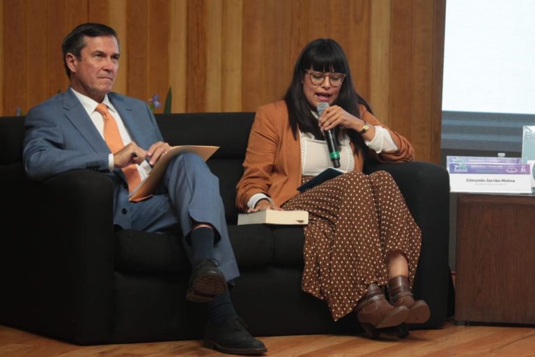 Edmundo Jacobo Molina, Secretario Ejecutivo del INE y María Guadalupe Salmorán Villar, Investigadora del IIJ-UNAM