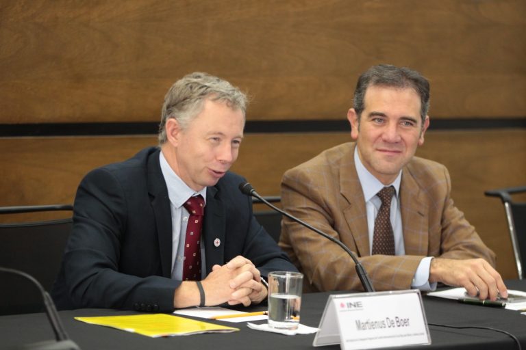 Matienus De Boer Jefe Adjunto de la Delegación Regional del Comité Internacional de la Cruz roja para México y América Central y Lorenzo Córdova Vianello, Consejero Presidente del INE.