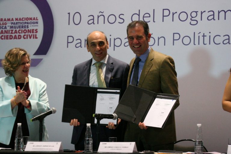 Lorenzo Jiménez de Ruíz Representante del PNUD y Lorenzo Córdova Vianello Consejero Presidente del INE en la Firma del memorando de entendimiento para promover la participación política de la mujer, fortalecer la igualdad de género y la no violencia
