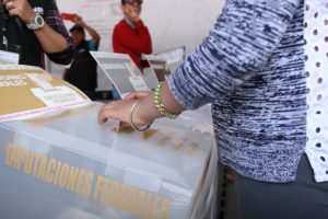 Persona votando