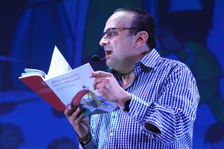 Lalo España, narrador.