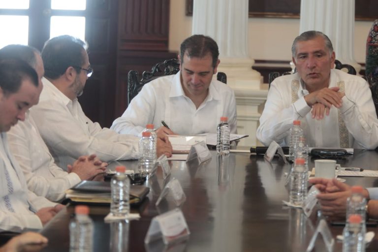 Firma de convenios de colaboración con el gobernador de Tabasco, Adán Augusto López Hernández, y el fiscal general de la entidad, Jaime Humberto Lastra.