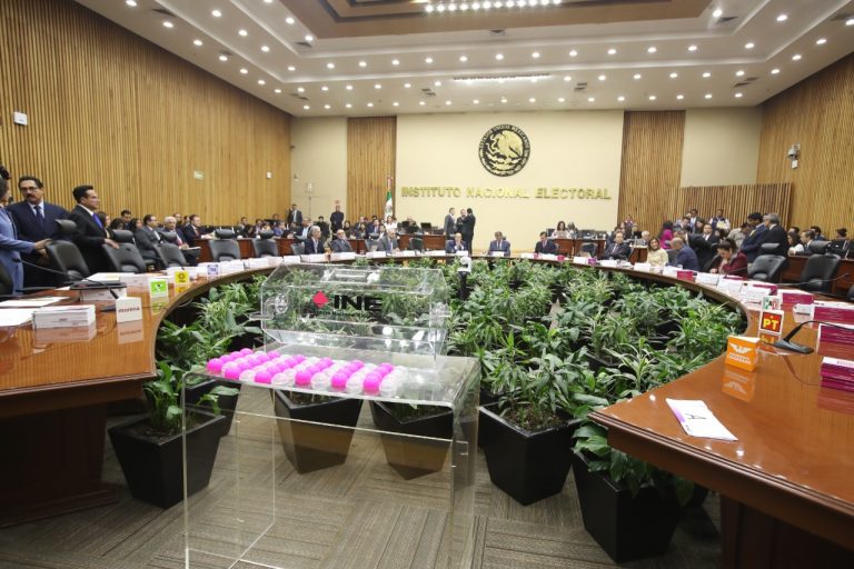 Sorteo de la letra, a partir de la cual, con base en el primer apellido, se seleccionará a las y los ciudadanos que serán designados funcionarios de casilla en el Proceso Electoral 2019-2020.