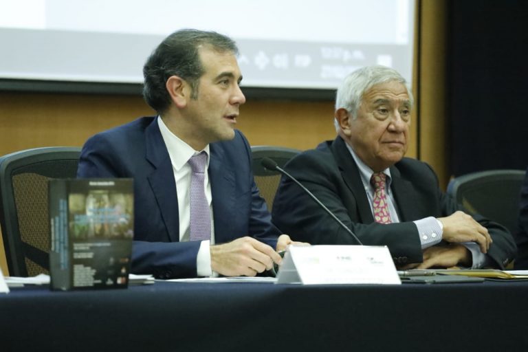 Lorenzo Córdova Vianello, Consejero Presidente del INE y Jorge Luis Molina Piñeiro, profesor de la División de Estudios de Posgrado de la Facultad de Derecho.
