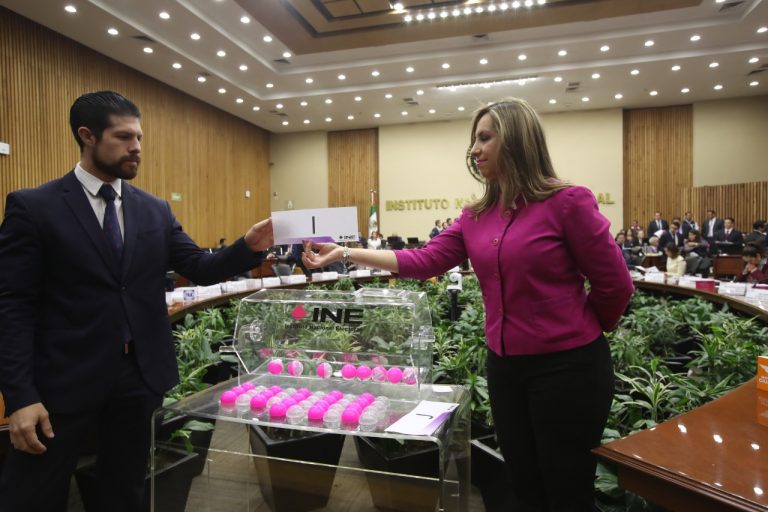 Sorteo de la letra, a partir de la cual, con base en el primer apellido, se seleccionará a las y los ciudadanos que serán designados funcionarios de casilla en el Proceso Electoral 2019-2020.