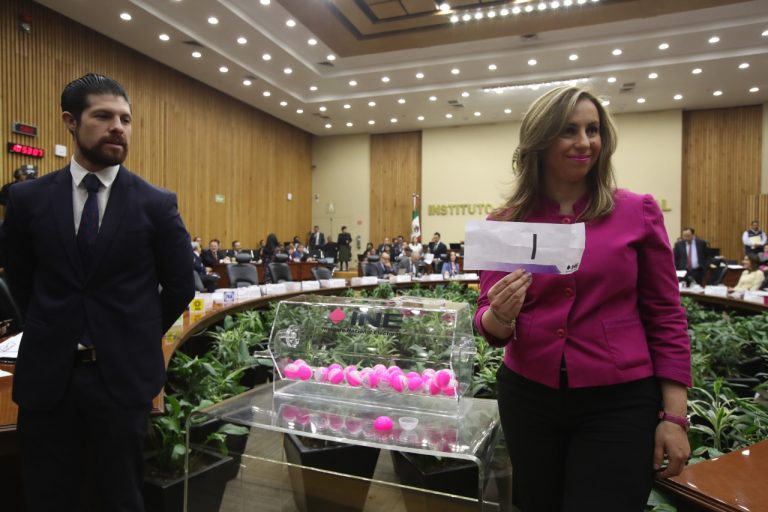 Sorteo de la letra, a partir de la cual, con base en el primer apellido, se seleccionará a las y los ciudadanos que serán designados funcionarios de casilla en el Proceso Electoral 2019-2020.