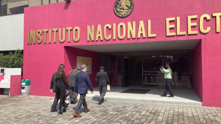 El INE Recibe del Senado las firmas para Reviision de lo que será la Consulta Ciudadana para juzgar a los ex presidentes.