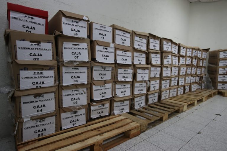 El INE resguarda las cajas recibidas por parte del Senado con los formatos de apoyo a dos consultas ciudadanas.