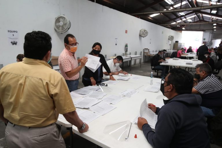 El personal revisa los formatos y cuantifica las firmas de apoyo