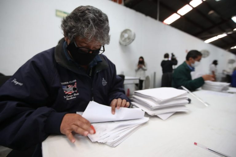 Personal en revisión de formatos y cuantificación de las firmas.