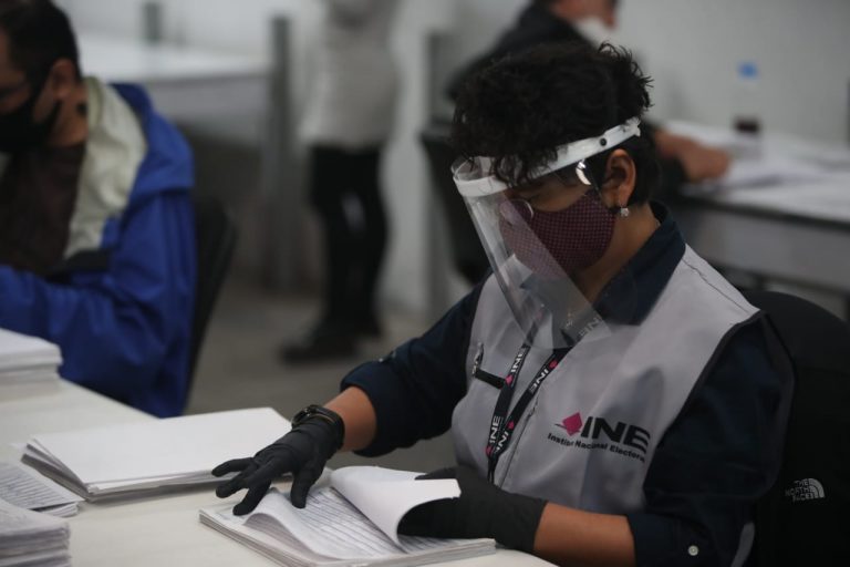 Personal en revisión de formatos y cuantificación de las firmas.