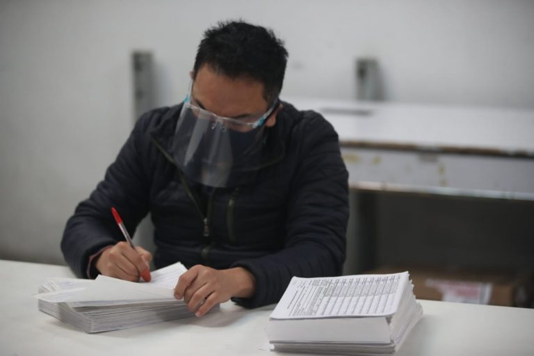 Personal en revisión de formatos y cuantificación de las firmas.