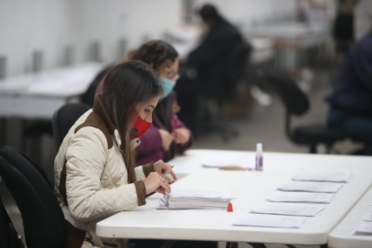 Personal en revisión de formatos y cuantificación de las firmas.