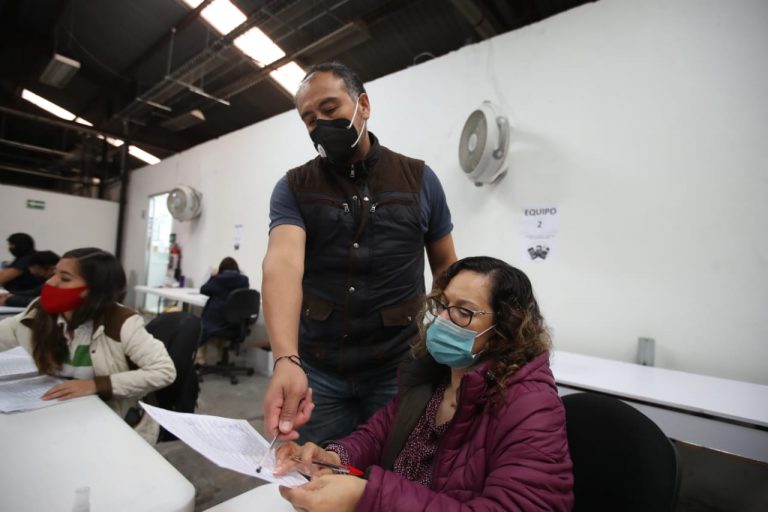 Personal en revisión de formatos y cuantificación de las firmas.