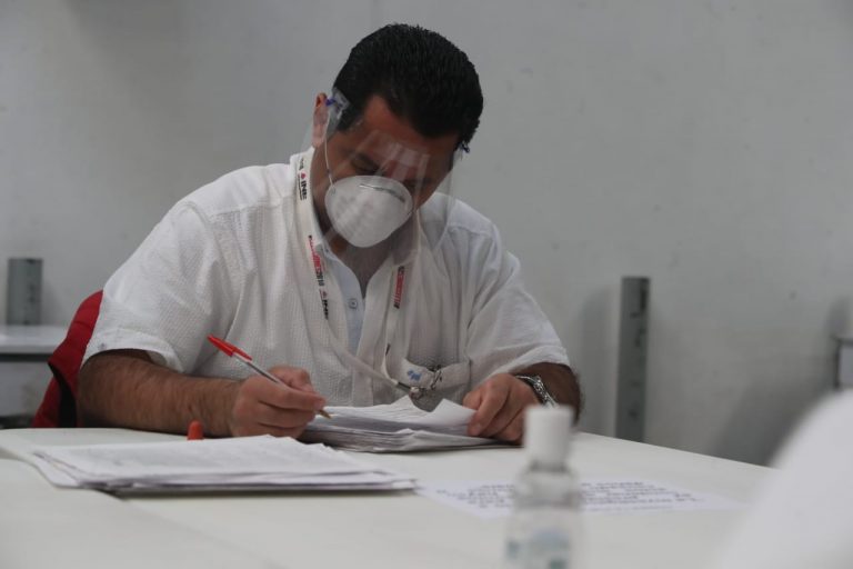 En todo momento, el personal que acude a las oficinas del Registro Federal de Electores permanece con cubrebocas .