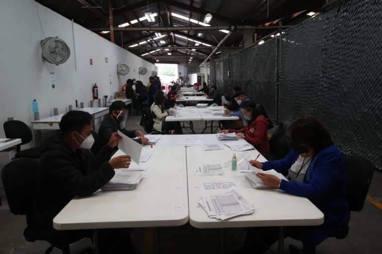 Las mesas dispuestas para la revisión de los formatos se colocaron con sana distancia.