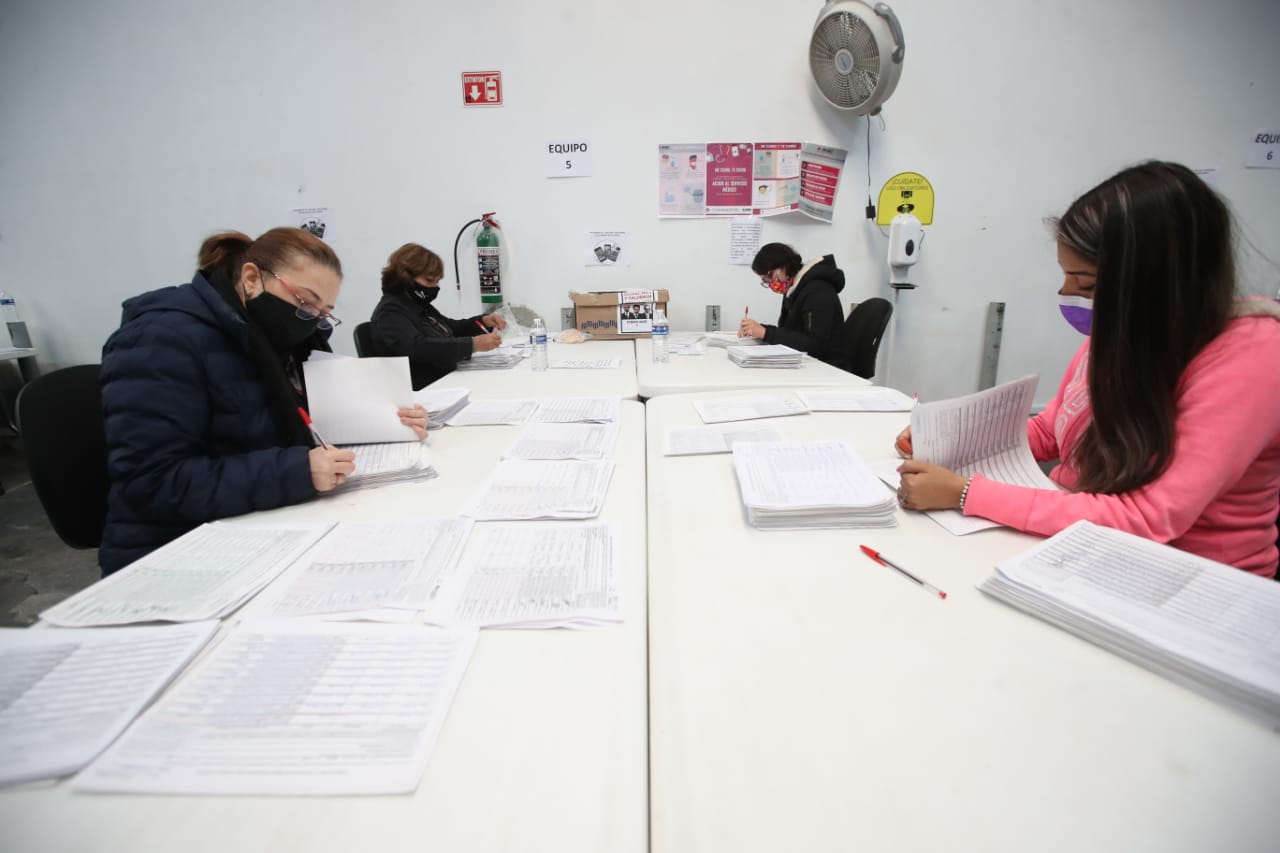 Mesas puestas para la revisión de formatos.