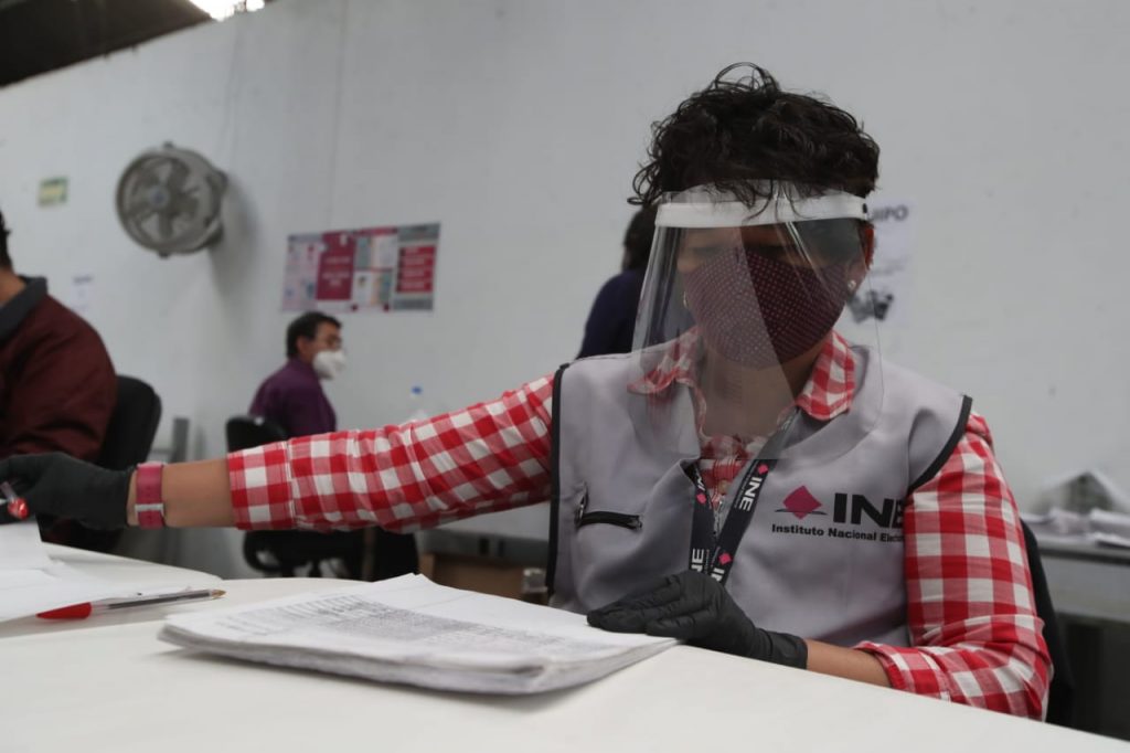 Personal en revisión de formatos y cuantificación de las firmas.