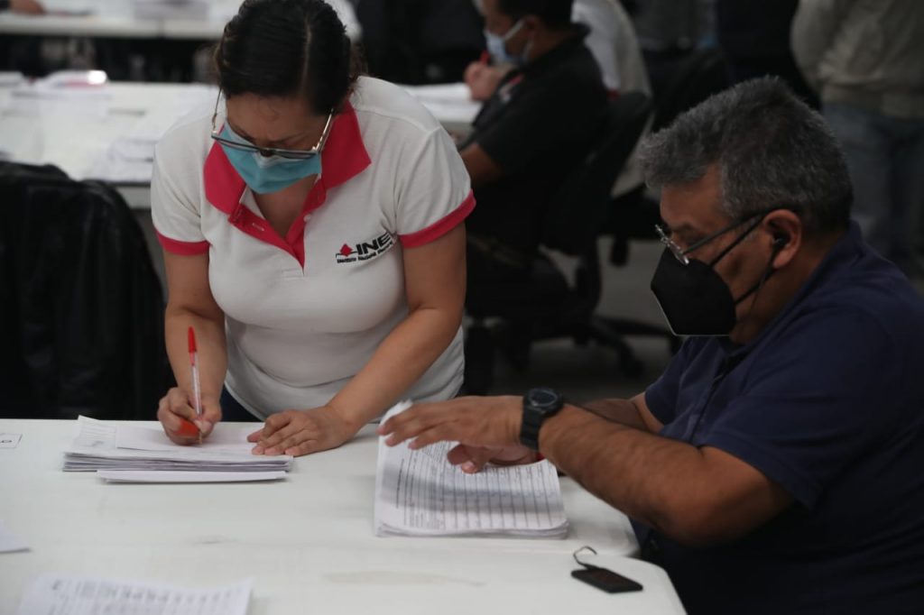 Personal en revisión de formatos y cuantificación de las firmas.