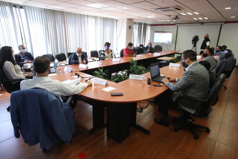 Reunión de los padres y madres de niños con cáncer de diversos hospitales del país con autoridades del INE.