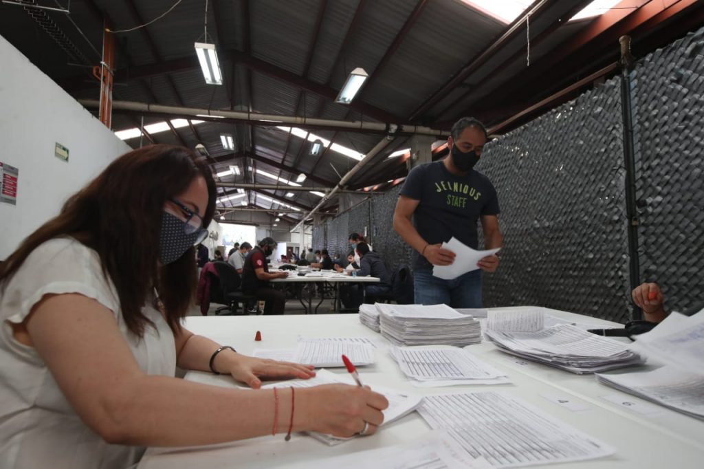Mesas puestas para la revisión de formatos.