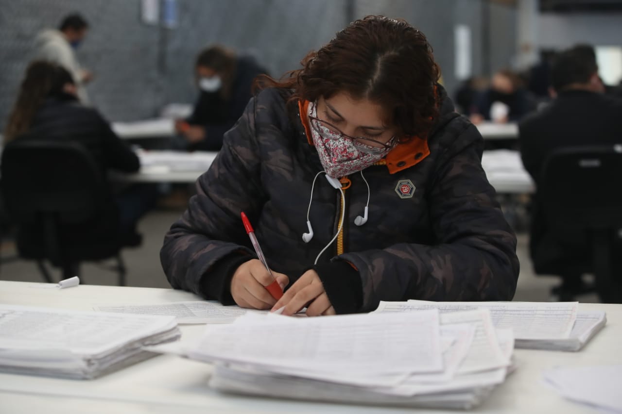 Personal en revisión de formatos y cuantificación de las firmas.