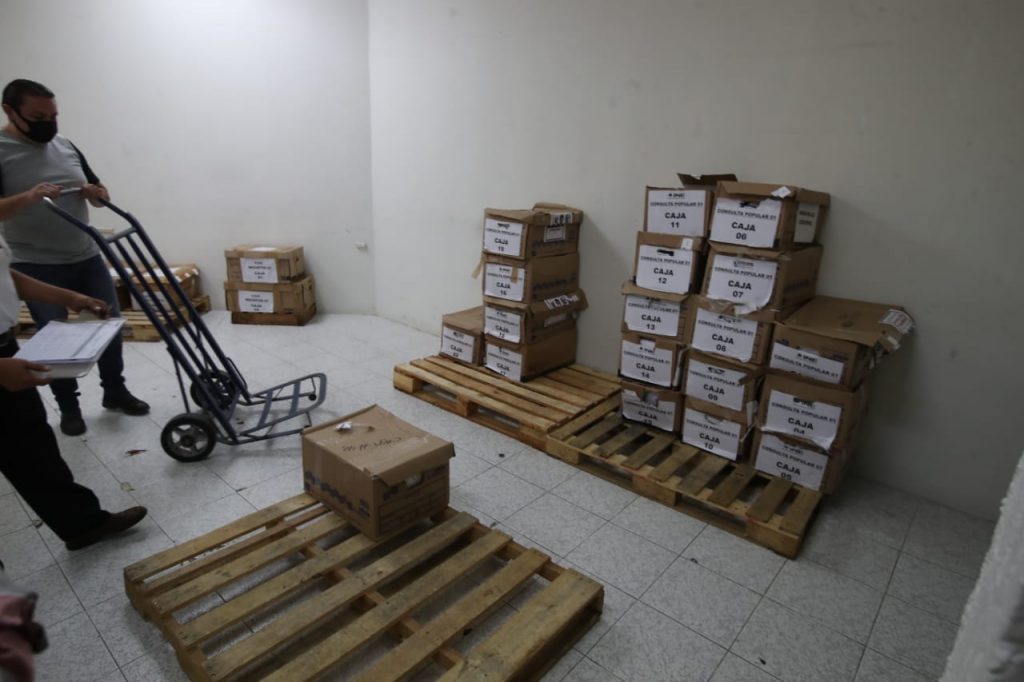 Resguardo de cajas recibidas por parte del Senado con las firmas para Consulta Ciudadana.