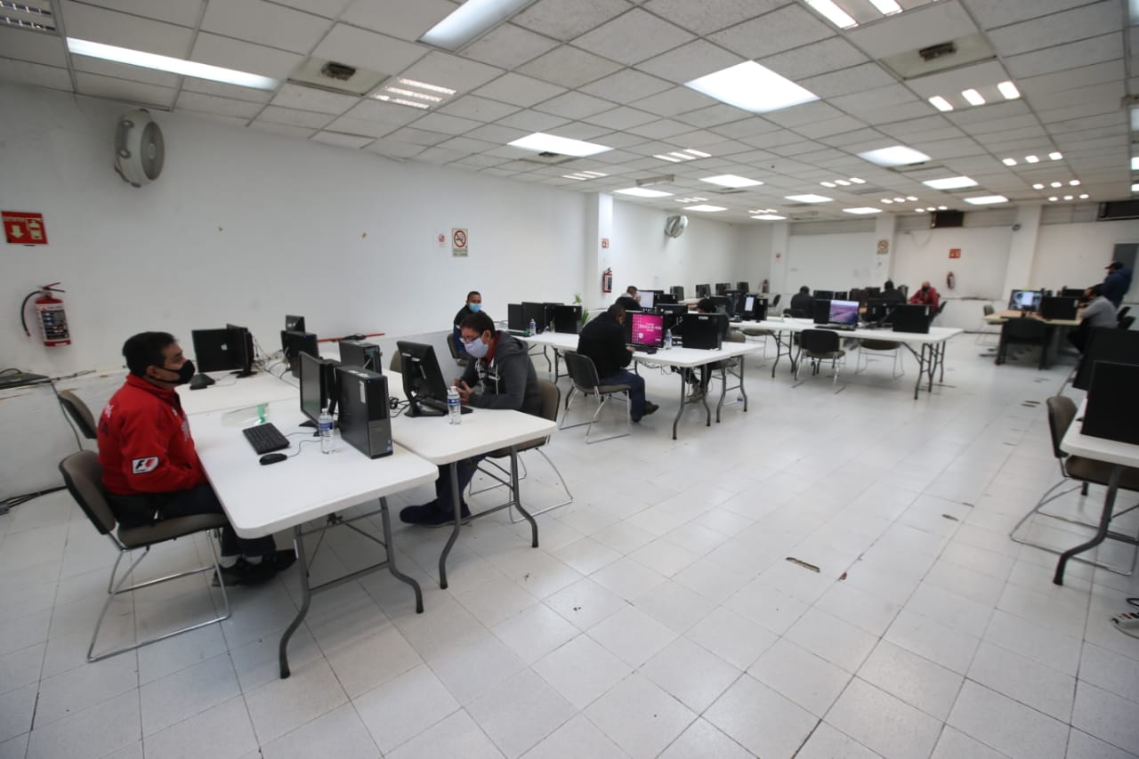 Mesas puestas para la revisión de formatos.