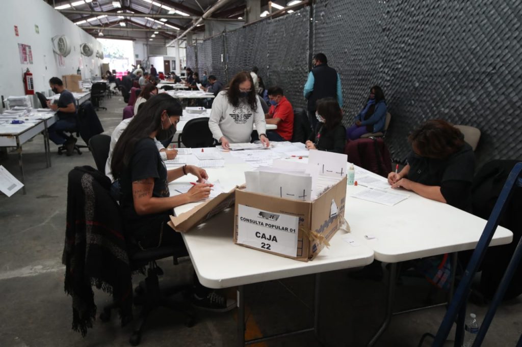 Mesas puestas para la revisión de formatos.