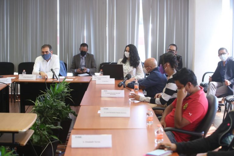 Reunión de los padres y madres de niños con cáncer de diversos hospitales del país con autoridades del INE.